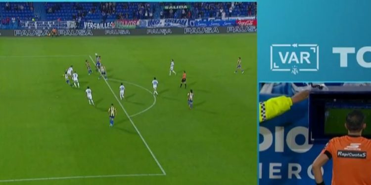 Vídeo: el penal con VAR de Malcorra para que Central le gane sobre la hora a Vélez :: Olé