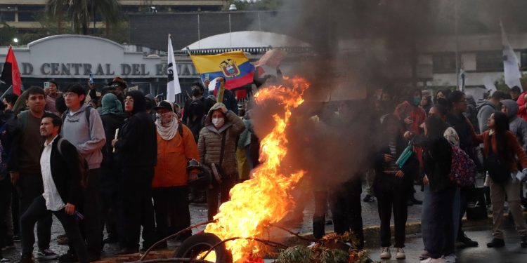 (En Vivo) Estas hijo Las Vías Cerradas por el el Paro Convóacado por la Conaie Este Miércoles 1 de Octubre