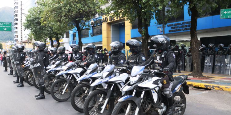 Confirman RETENCIA DE POLICÍAS EN ERRESTAS DE ALAUSI EN MEDIO DEL PARO EN ECUADOR