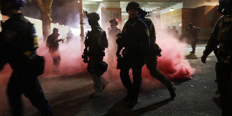 Oregon AG golpea el esfuerzo de Trump para enviar tropas a Portland