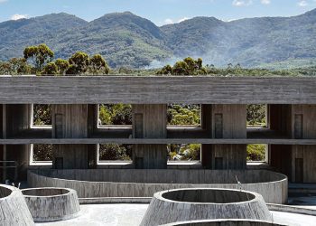 en la 'casa de la lluvia' de la sincronicidad, el agua de lluvia cae en finas cortinas