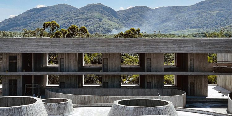 en la 'casa de la lluvia' de la sincronicidad, el agua de lluvia cae en finas cortinas