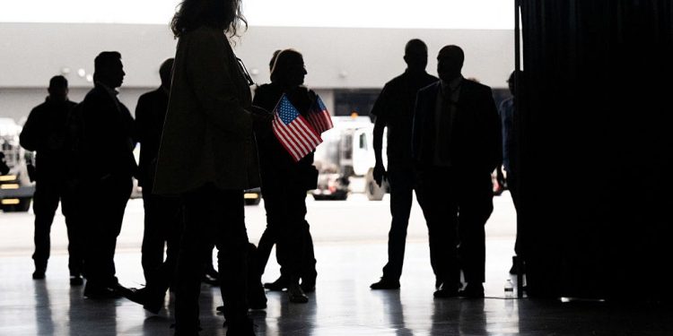 El gobierno de Trump limita el número de refugiados y da prioridad a los sudafricanos blancos