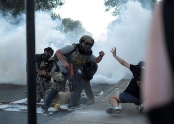 Los agentes de la Patrulla Fronteriza disparan a la mujer en medio de las protestas de inmigración de Chicago | Noticias de Donald Trump