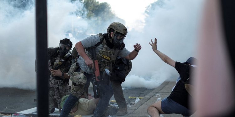 Los agentes de la Patrulla Fronteriza disparan a la mujer en medio de las protestas de inmigración de Chicago | Noticias de Donald Trump