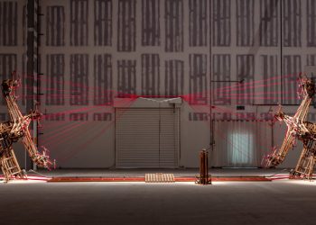 Máquina de cuerda de Conrad Shawcross Tejes de cables por sí solo