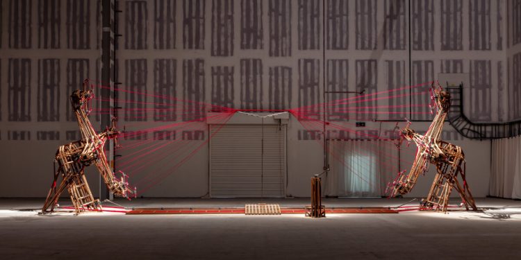 Máquina de cuerda de Conrad Shawcross Tejes de cables por sí solo