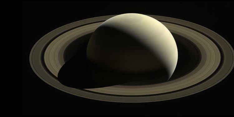 charla sobre Saturno y observación astronómica en Miraflores