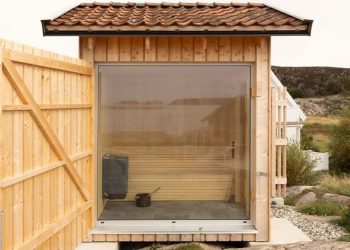 Revestimiento de madera sin tratar que envuelve la sauna de Sövall en Suecia