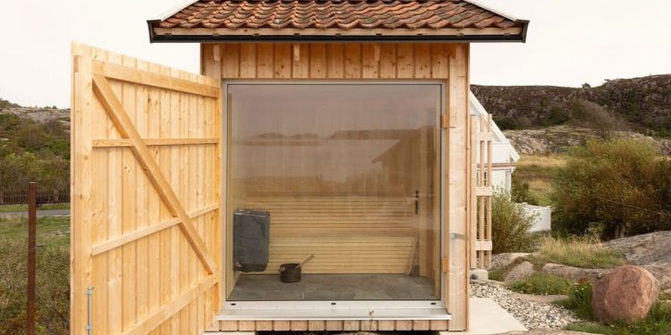 Revestimiento de madera sin tratar que envuelve la sauna de Sövall en Suecia