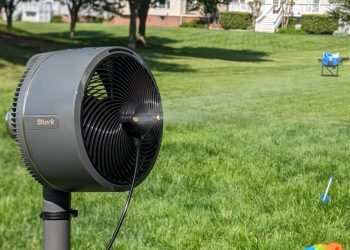 Amo mi patio trasero y la tecnología adecuada para exteriores lo convierte en un paraíso familiar