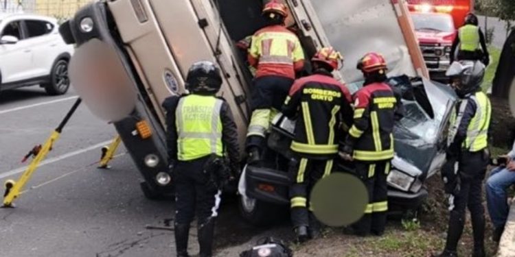 Una persona atrapada y un cierre vial parcial por siniestro de tránsito en Quito