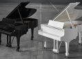 Steinway & Sons presenta 52 pianos limitados en blanco y negro ultra