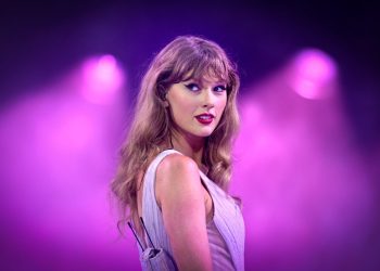 Los fanáticos de Taylor Swift acusan a Singer de usar IA en sus videos de Google Scavenger Hunt