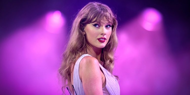 Los fanáticos de Taylor Swift acusan a Singer de usar IA en sus videos de Google Scavenger Hunt