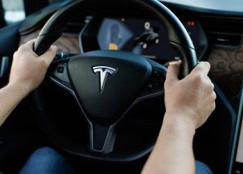 No escuches a los fanáticos de Tesla en las redes sociales. FSD no solo evitó un accidente aéreo