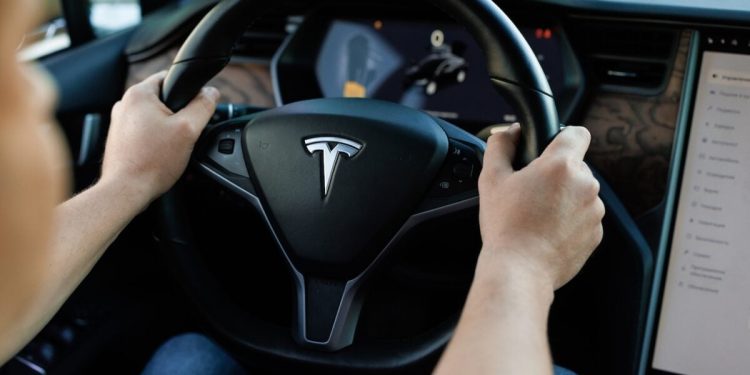 No escuches a los fanáticos de Tesla en las redes sociales. FSD no solo evitó un accidente aéreo