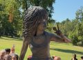 Bizarre New Tina Turner Statue se asa en línea