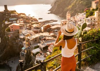 ¿Demasiado agotado para viajar? Esta nueva aplicación falsifica las fotos de tus vacaciones de verano para ti