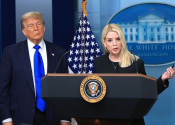 Los demócratas acusan al Departamento de Justicia de Trump de interferir en las elecciones por el seguimiento de las encuestas