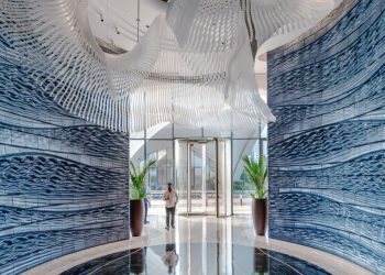 Las paredes de cerámica impresas en 3D del estudio RAP dan forma a la entrada del hotel