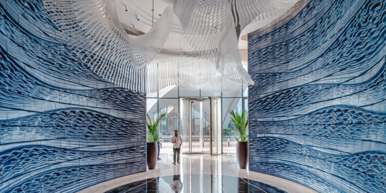 Las paredes de cerámica impresas en 3D del estudio RAP dan forma a la entrada del hotel