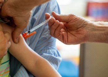 Sin directrices aún de los CDC, obtener una toma Covid sigue siendo confusa: disparos