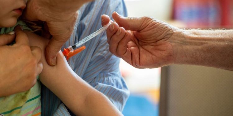 Sin directrices aún de los CDC, obtener una toma Covid sigue siendo confusa: disparos