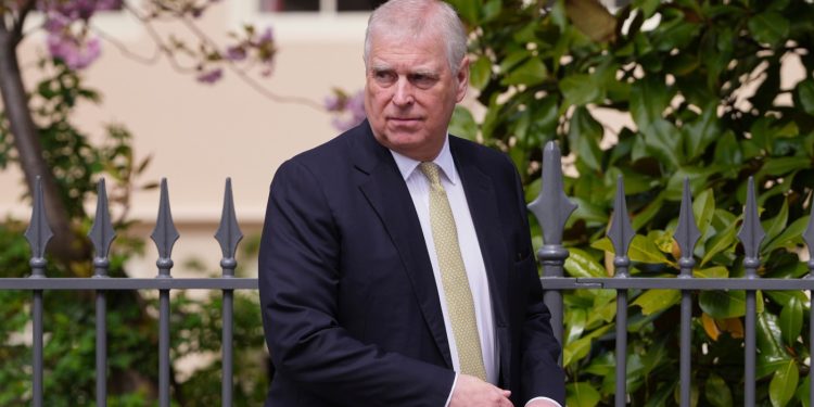 El rey Carlos despoja al príncipe Andrés de sus títulos y lo desaloja: NPR