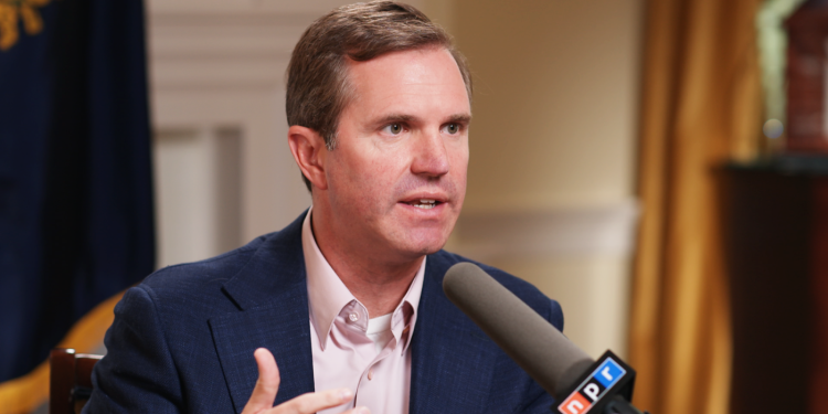 Gobernador demócrata en Kentucky rojo intenso considera la carrera de la Casa Blanca: NPR