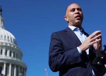 Alborotador del Capitolio indultado arrestado por supuestamente amenazar con matar a Hakeem Jeffries: NPR