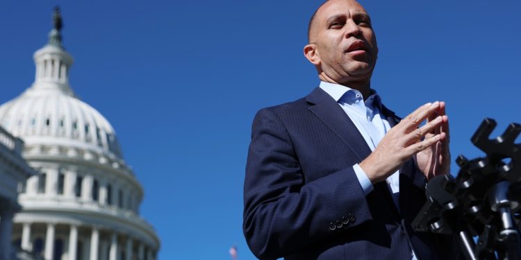 Alborotador del Capitolio indultado arrestado por supuestamente amenazar con matar a Hakeem Jeffries: NPR