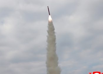 Corea del Norte promociona las pruebas de misiles mientras Trump visita Corea del Sur : NPR