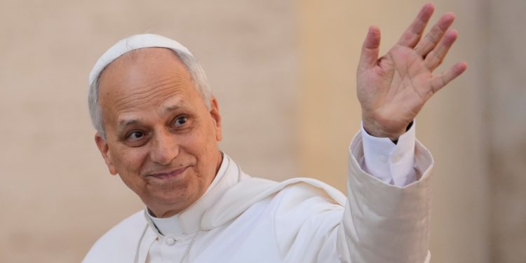 El Papa Leo XIV dice 'Tratamiento inhumano de los inmigrantes' en los Estados Unidos no es 'pro-vida': NPR