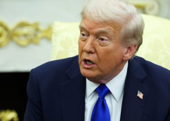 Trump sugiere que algunos trabajadores federales no recibirán su pago después del cierre: NPR