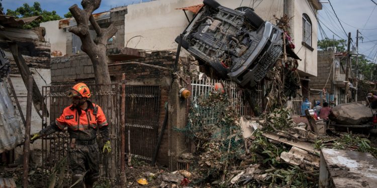 El número de muertos por lluvias torrenciales en México aumenta a 64 a medida que se amplía la búsqueda: NPR