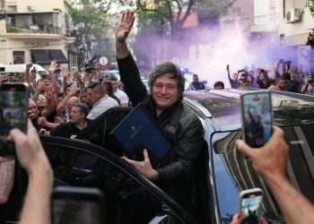 Milei, aliada de Trump, se enfrenta a una prueba en las elecciones de mitad de período en Argentina: NPR