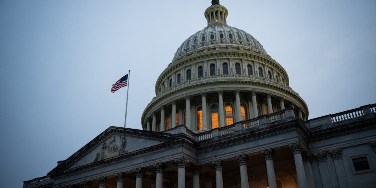 El gobierno se cierra después de que el Congreso no llega a un acuerdo de financiación: NPR