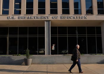 Los trabajadores federales demandan del Departamento de Educación sobre correos electrónicos de cierre partidista: NPR