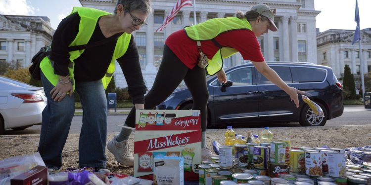 Los jueces federales ordenan a la administración que pague los beneficios de SNAP, pero lo que sigue sigue sin estar claro: NPR