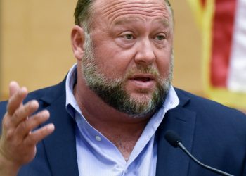La Corte Suprema rechaza la apelación de pago de Alex Jones a las familias de Sandy Hook: NPR