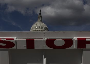 Informe de trabajos retrasado; Trump presiona universidades: NPR