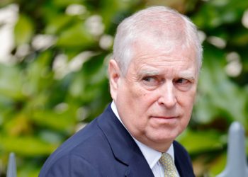 El príncipe Andrés renuncia al título de duque de York: NPR