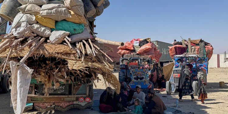 Afganistán dice que ha matado a 58 soldados paquistaníes en operaciones fronterizas nocturnas: NPR