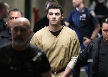 Los abogados de Luigi Mangione buscan la desestimación de los cargos federales: NPR