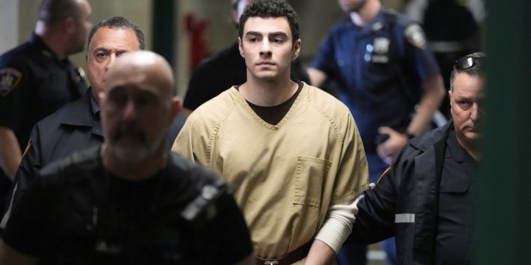 Los abogados de Luigi Mangione buscan la desestimación de los cargos federales: NPR