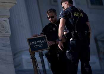 Al no recibir remuneración, la Policía del Capitolio es un recordatorio diario para los legisladores del dolor del cierre: NPR