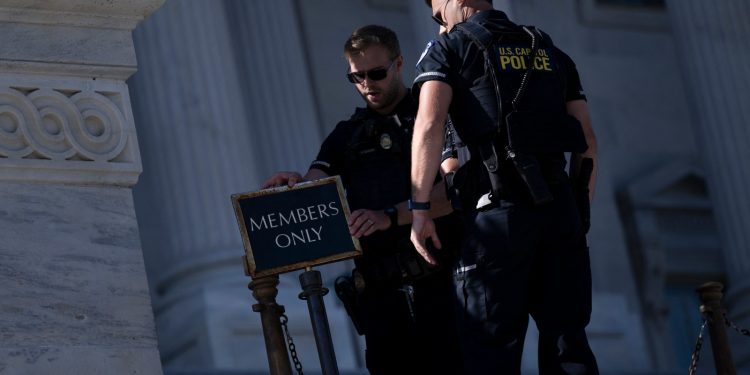 Al no recibir remuneración, la Policía del Capitolio es un recordatorio diario para los legisladores del dolor del cierre: NPR