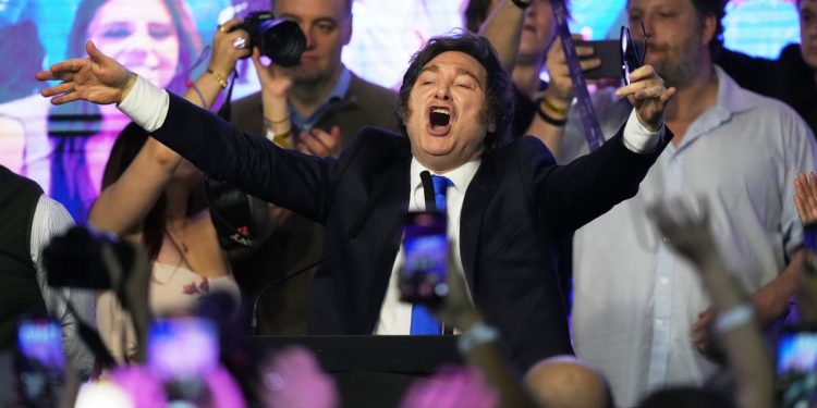 Milei triunfa en las elecciones intermedias de Argentina : NPR