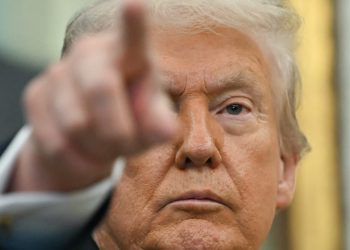 Trump presiona a Venezuela; Se suspendieron los despidos por cierre: NPR